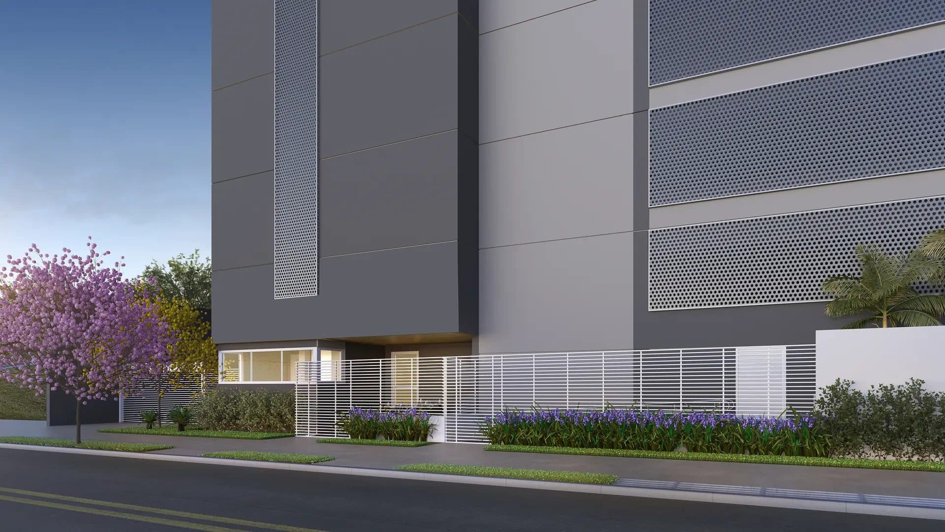 Fachada de edifício residencial com portão de entrada e paisagismo na calçada.