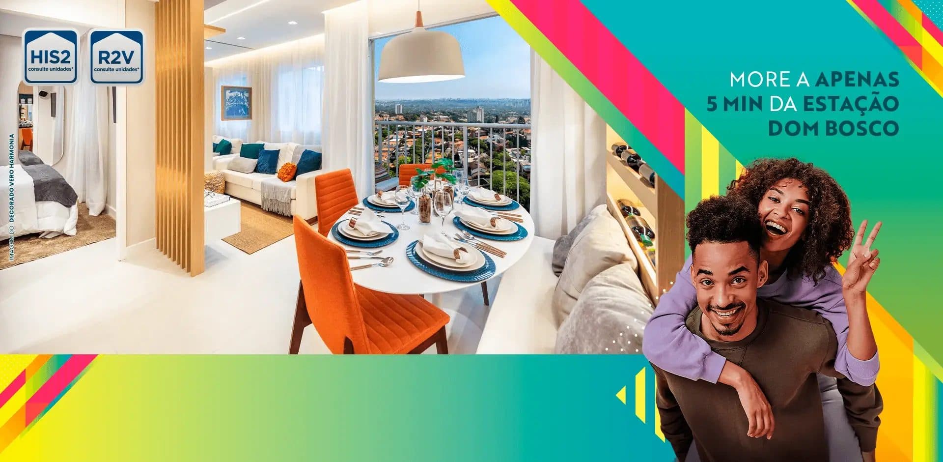 Sala de jantar integrada com mesa redonda, cadeiras laranjas e vista para a varanda.