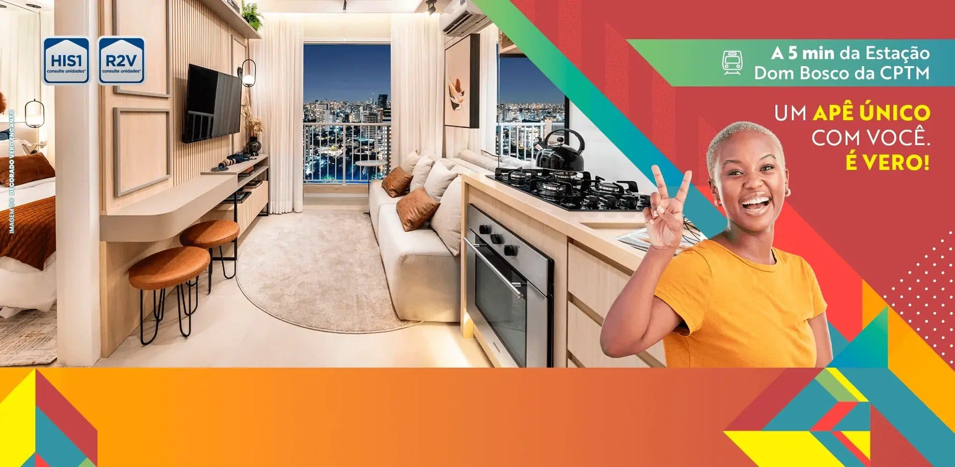 Sala de estar integrada com cozinha, sofá, mesa de apoio e vista para a cidade.